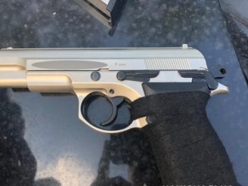 Балаклави, пістолети: у Володимирі під час переслідування чоловіки покинули авто, «нашпиговане» одягом