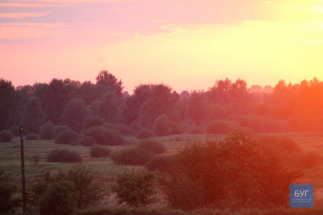Показали вечірні краєвиди Володимир-Волинського краю. ФОТО