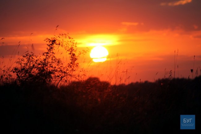 Показали вечірні краєвиди Володимир-Волинського краю. ФОТО