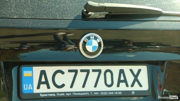 У Луцьку водій БМВ «кидався» на журналістів та погрожував. ФОТО. ВІДЕО 18+