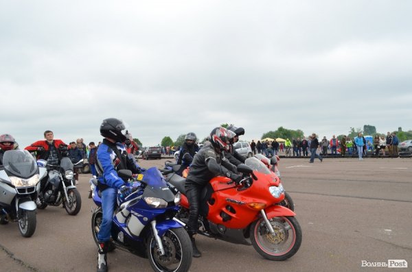 Поблизу Луцька відбулись показові заїзди мотоциклістів. ФОТО