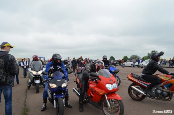 Поблизу Луцька відбулись показові заїзди мотоциклістів. ФОТО