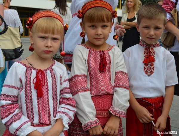 Лучани у вишиванках вибудували ключик від міста. ФОТО