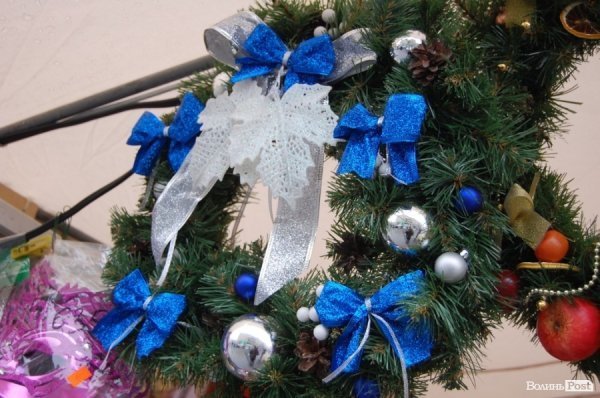 У центрі Луцька розгорнули новорічний ярмарок. ФОТО