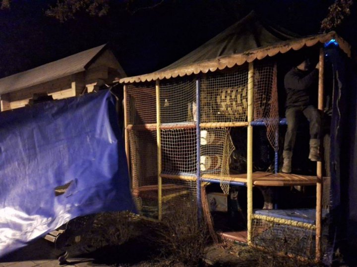 В Луцьку у парку демонтували дитячий атракціон