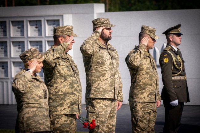 Дванадцять невідомих воїнів поховали на Національному військовому меморіальному кладовищі