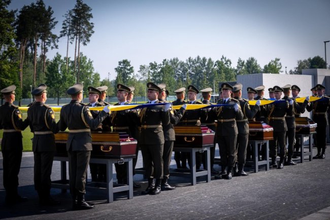 Дванадцять невідомих воїнів поховали на Національному військовому меморіальному кладовищі