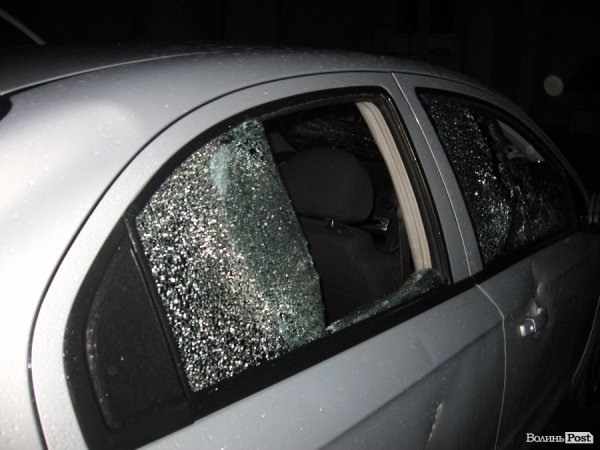 У Луцьку стався напад на автомобіль довіреної особи кандидата на посаду міського голови. ФОТО