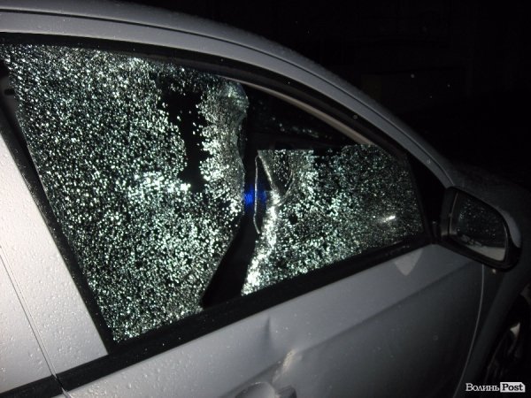 У Луцьку стався напад на автомобіль довіреної особи кандидата на посаду міського голови. ФОТО
