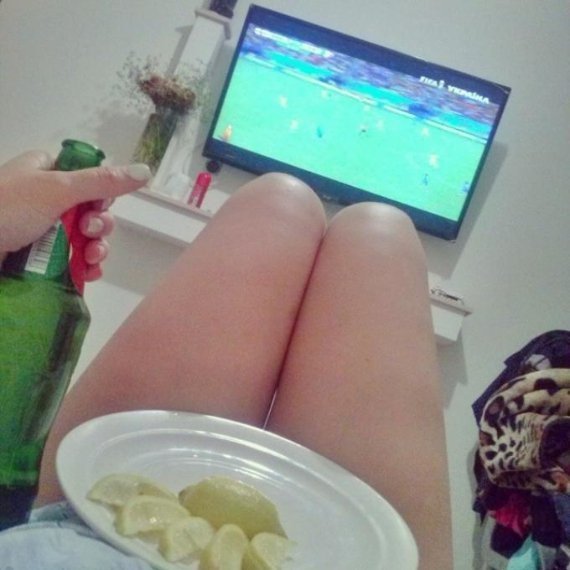 Новий флешмоб у мережі: жіночі ніжки на фоні ЧС із футболу. ФОТО