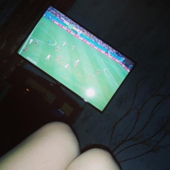 Новий флешмоб у мережі: жіночі ніжки на фоні ЧС із футболу. ФОТО