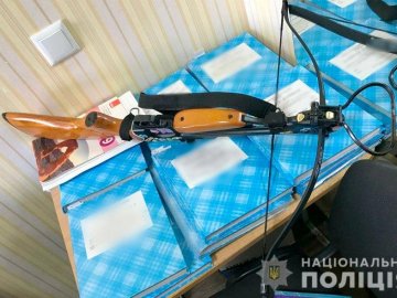 У школі в Полтаві дівчина з арбалета стріляла у вчителів: є поранені