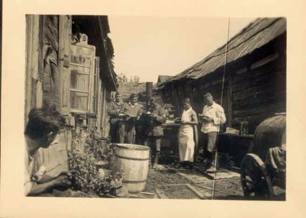 Побут лучан минулого. Справа - бочка водовоза