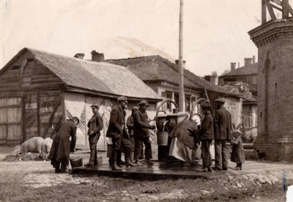 Процес набору води з криниці в Луцьку. Фото з архіву 