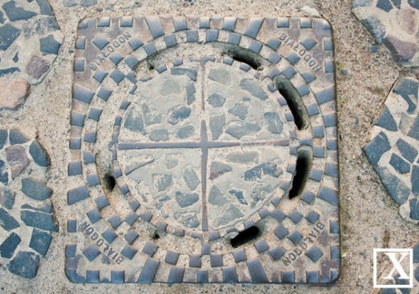 Люк з написом Białogon