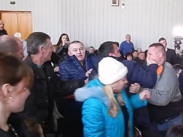 Як у Ковельській міській раді зірвали сесію. ФОТО. ВІДЕО