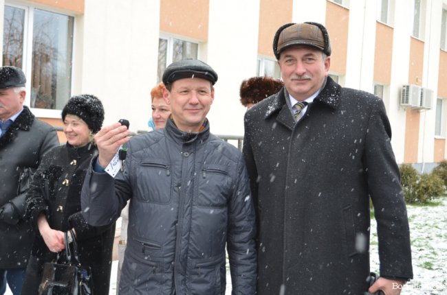 У Луцьку сімейним лікарям вручили ключі від новеньких автівок. ФОТО