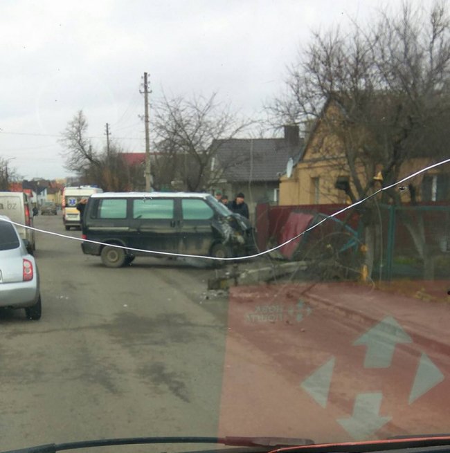 У Луцьку бус в'їхав у паркан