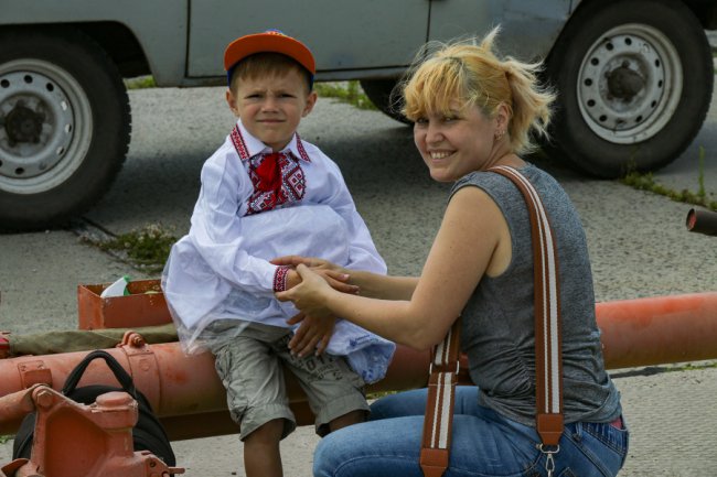 У Луцьку дітям кримських льотчиків подарували вишиванки. ФОТО