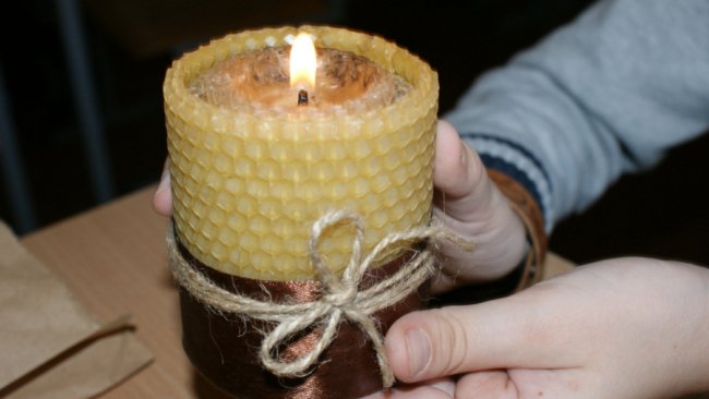 Рожищенські школярі виготовляли воскові свічки. ФОТО