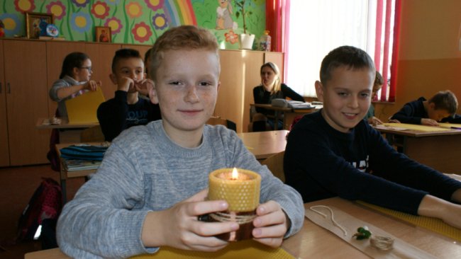 Рожищенські школярі виготовляли воскові свічки. ФОТО