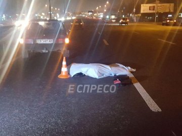 У Києві п'яну дівчину, яка впала на дорогу, на смерть переїхало авто