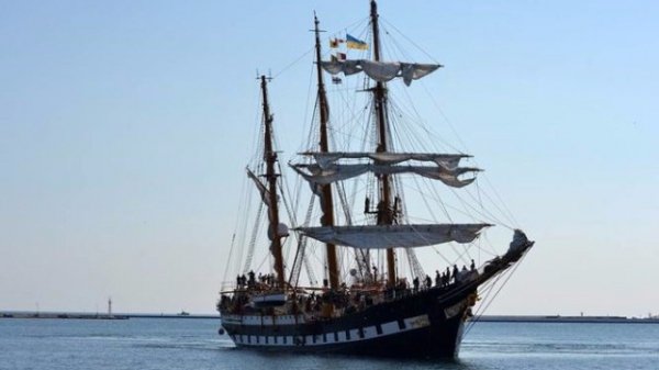 В Одесу пришвартувався розкішний корабель військово-морських сил Італії. ФОТО