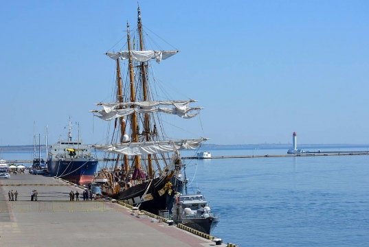 В Одесу пришвартувався розкішний корабель військово-морських сил Італії. ФОТО