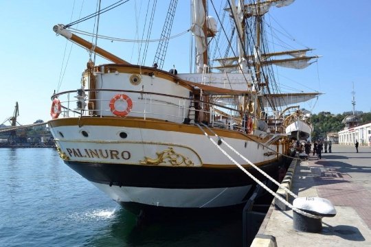 В Одесу пришвартувався розкішний корабель військово-морських сил Італії. ФОТО