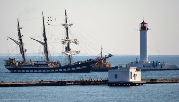 В Одесу пришвартувався розкішний корабель військово-морських сил Італії. ФОТО