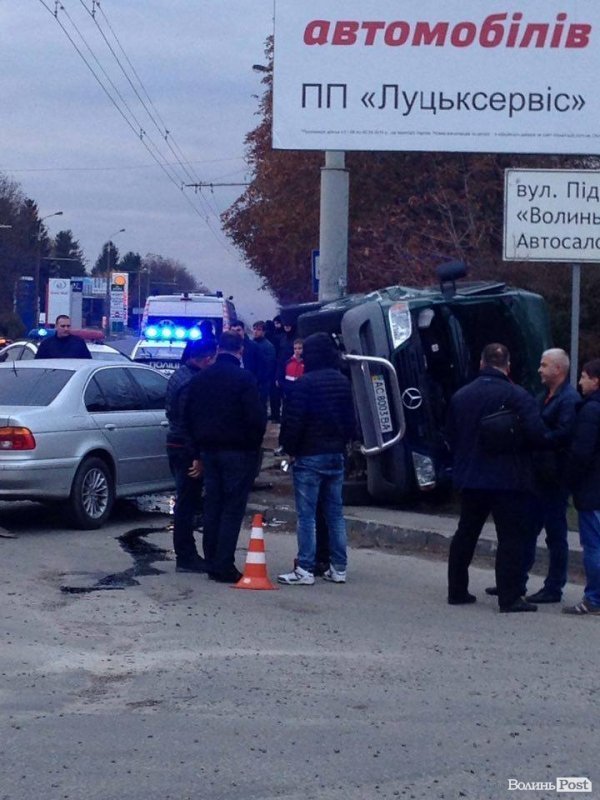 Аварія в Луцьку: бус перекинувся на бік