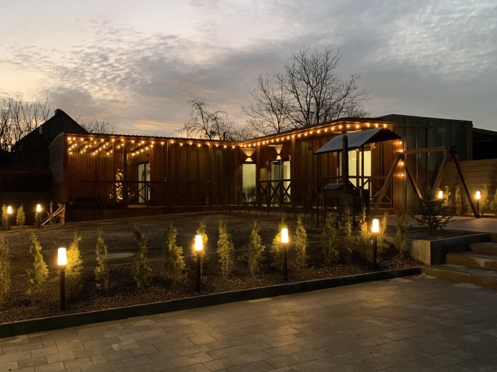 Баня, чан і заміський затишок: поблизу Луцька відкрився новий комплекс «Дача»