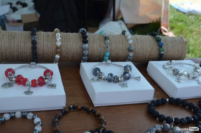 Від і до: які і за скільки сувеніри везуть з «Бандерштату». ФОТО