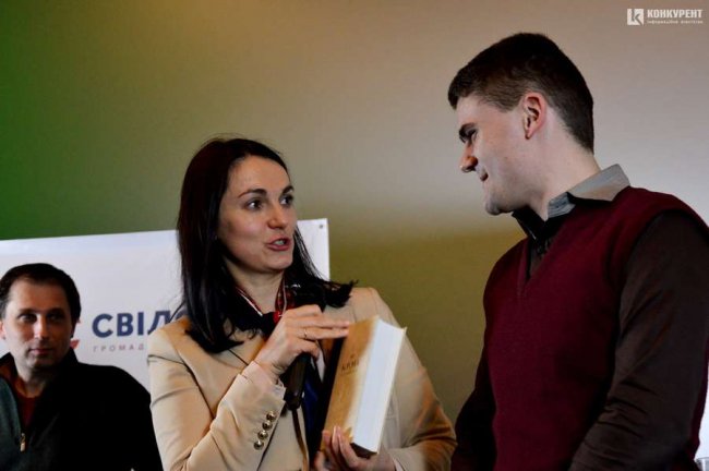 «Головне – не скиглити»: з лучанами зустрілася народна депутатка. ФОТО