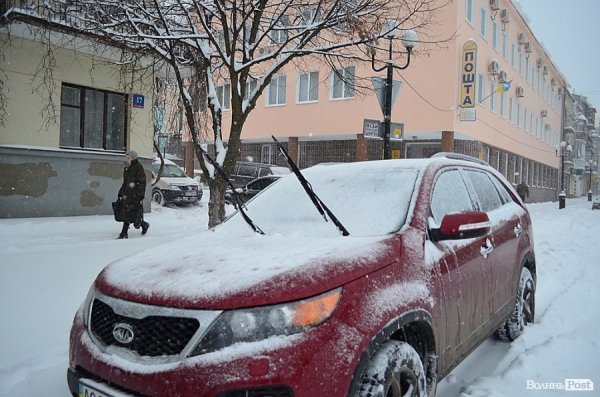 Луцьк замітає снігом. ФОТО