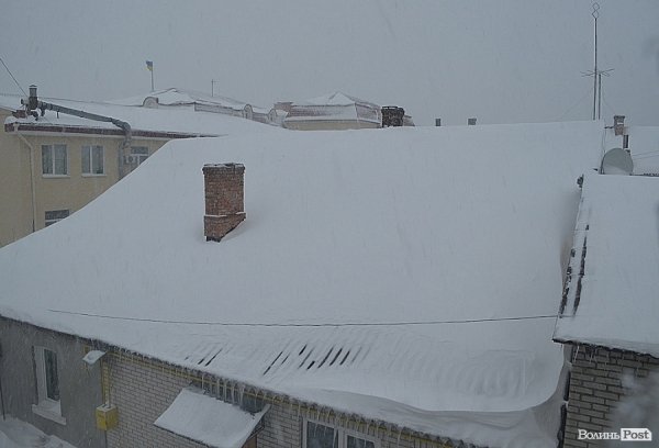 Луцьк замітає снігом. ФОТО