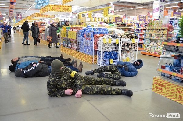 У Луцьку пікетували «Епіцентр». ФОТО