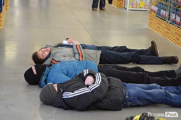 У Луцьку пікетували «Епіцентр». ФОТО