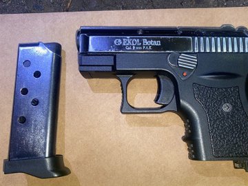 У луцькому парку розгулював чоловік з пістолетом