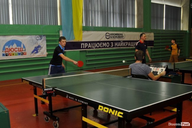 Як у Луцьку патрульні, військові і діти грали в теніс