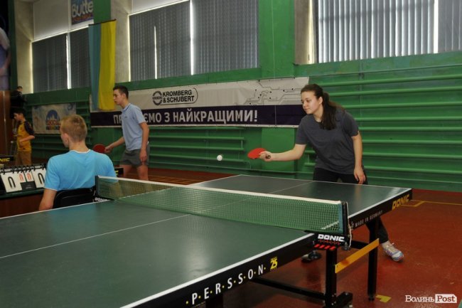 Як у Луцьку патрульні, військові і діти грали в теніс