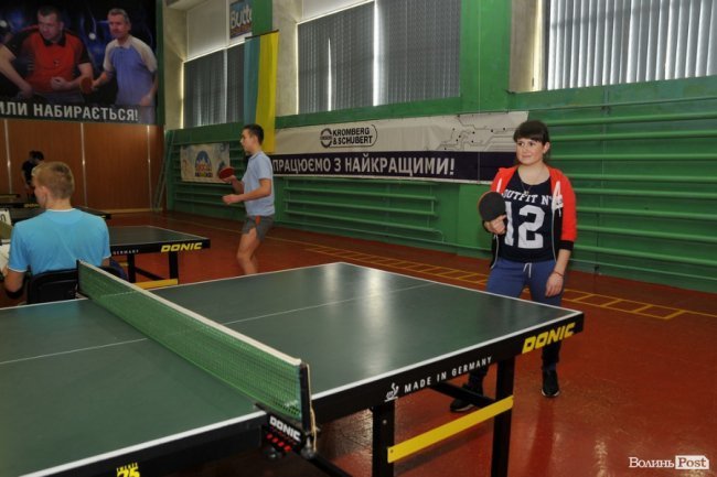 Як у Луцьку патрульні, військові і діти грали в теніс