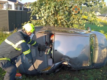 Біля Луцька водій злетів у кювет і врізався в дерево