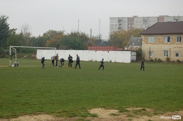 Паркан будинку «виходить» на футбольне поле