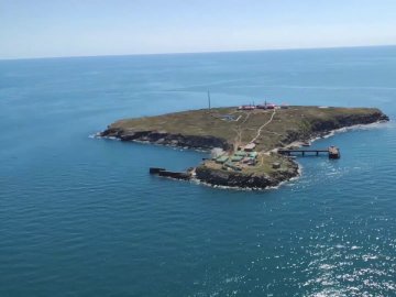 Як ЗСУ атакують російський корабель біля Зміїного