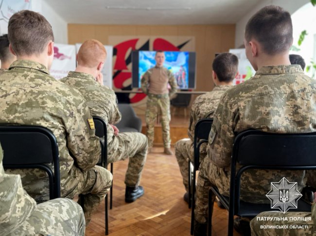 Патрульний, який захищає Україну від ворога, зустрівся з луцькими ліцеїстами. ФОТО