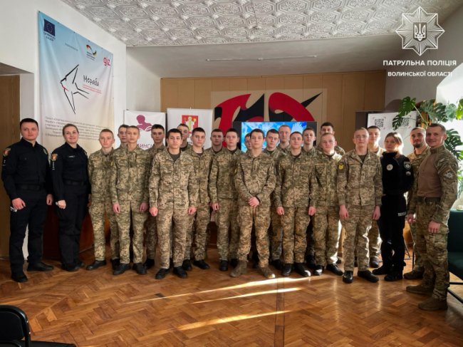 Патрульний, який захищає Україну від ворога, зустрівся з луцькими ліцеїстами. ФОТО