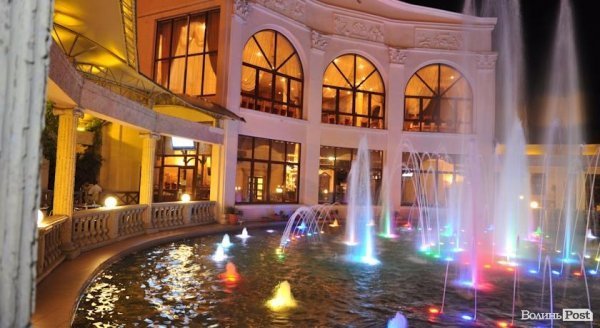 Кольоровий фонтан