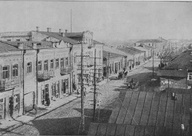 Одна з центральних вулиць. Ковель.