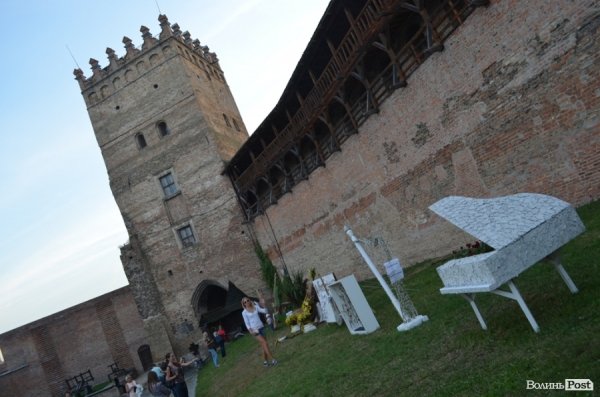 У Луцькому замку танцювали і співали кубинську сальсу. ФОТО  
